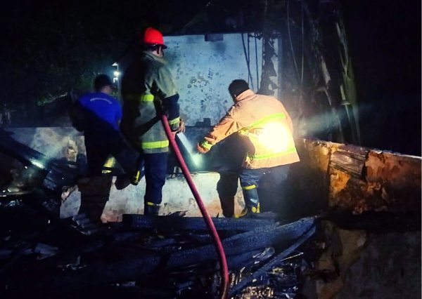 Pabrik Kerupuk Ludes Dilahap Si Jago Merah, Damkar Sumenep Sukses Amankan Lainnya