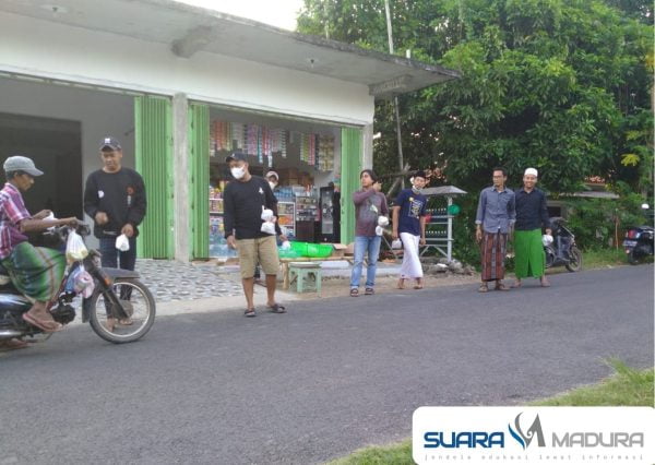 Pemuda Sosial Pulau Sapudi Bagi Ratusan Takjil, Ganggu Ngabuburit Klub Motor RX-King 6 Pemuda Sosial Pulau Sapudi Bagi Ratusan Takjil, Ganggu Ngabuburit Klub Motor RX-King