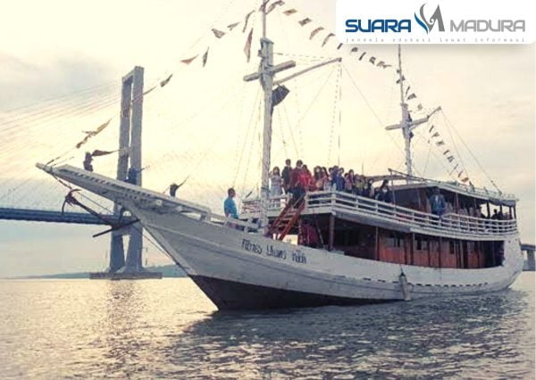 Serunya Bukber Diatas Kapal Pinisi Sambil Lihat Sunset