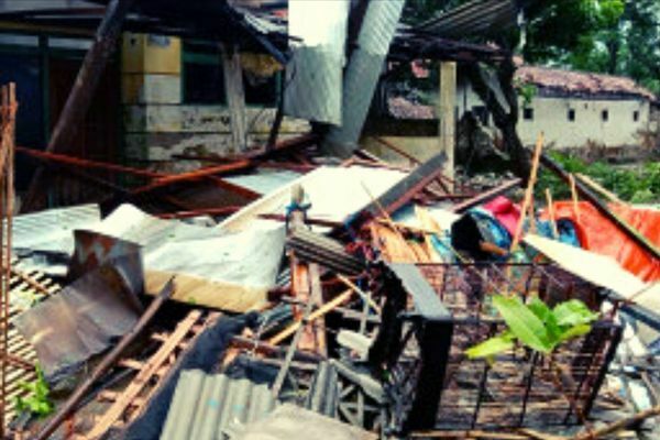 Puting Beliung Amuk Sejumlah Rumah dan Pohon di Bangkalan
