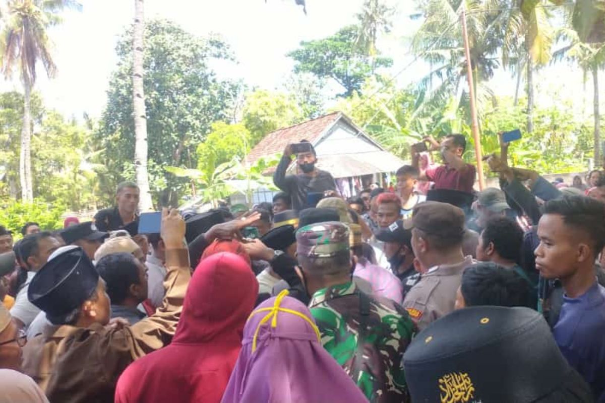 Imbas Pemotongan BLT DD, Masyarakat Demo Balai Desa Saobi 6 Imbas Pemotongan BLT DD, Masyarakat Demo Balai Desa Saobi