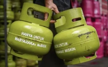 LPG 3 KG Langka Warga Kepulauan Sumenep Pakai Kayu Bakar