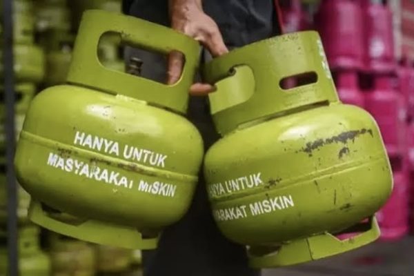 LPG 3 KG Langka Warga Kepulauan Sumenep Pakai Kayu Bakar