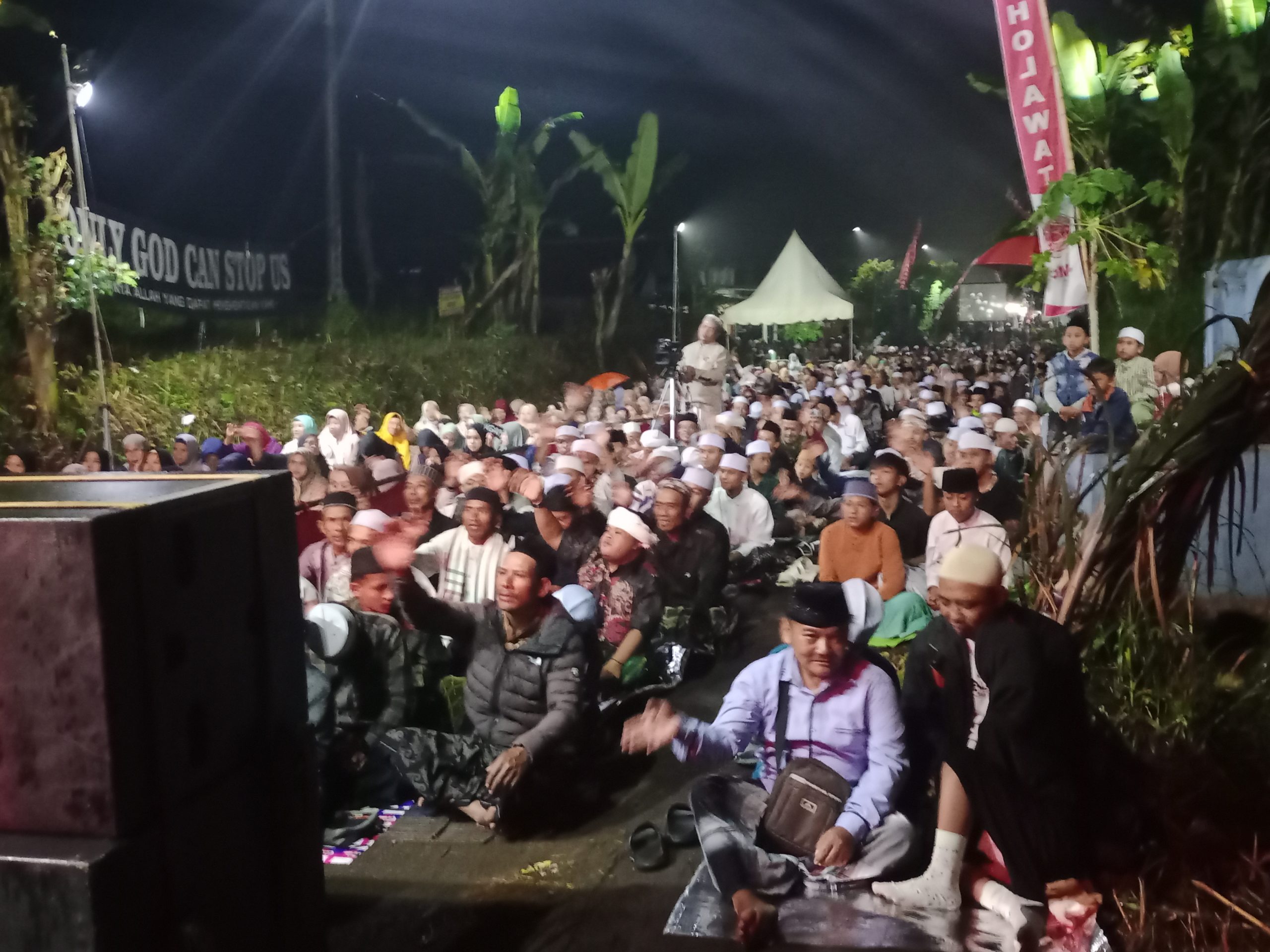 Ribuan jemaah Majelis Sholawat Lil Habib Ja'far bin Ustman Al Jufri (JMC – Ja’far Mania Community