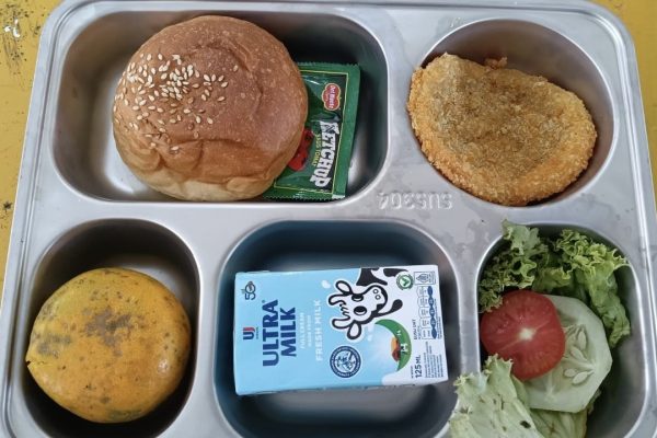 Menu Ala Barat Makan Bergizi Gratis di Pulau Sapudi Jadi Sorotan