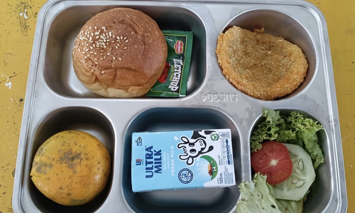 Menu Ala Barat Makan Bergizi Gratis di Pulau Sapudi Jadi Sorotan