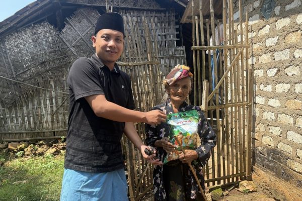 Asosiasi Wartawan Sapudi Bagikan Ratusan Paket Sembako untuk Warga Kurang Mampu