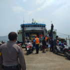 Anggota Polsek Sapudi bersiap saat kedatangan kapal di Pelabuhan Tarebung, Pulau Sapudi, Sumenep, Madura.