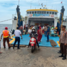 Suasana kedatangan penumpang di dermaga Pelabuhan Tarebung, Pulau Sapudi, Sumenep, Madura.