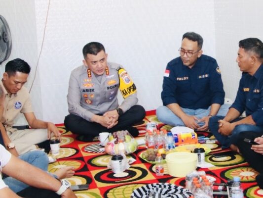 Kapolresta Sumenep Kombes Pol. Ariek Indra Sentanu kala bertandang ke Kantor AJS (Aliansi Jurnalis Sumekar).