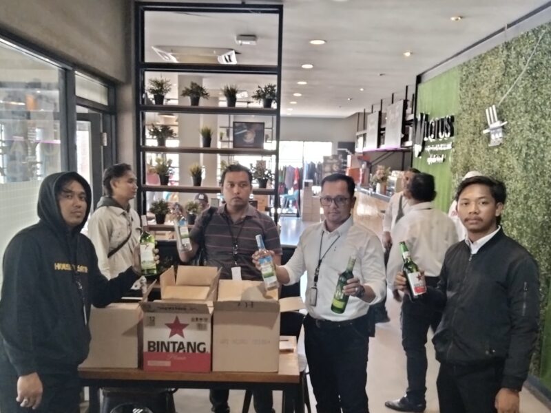 Satreskoba Polresta Sumenep amankan miras di tempat hiburan yang tutup.