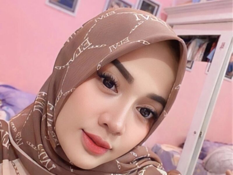 Noerma Dwi Charolina (Lina) yang mengaku punta hubungan dengan Anggota DPR RI Slamet Ariyadi dan melakukan penipuan investasi Dapur MBG.