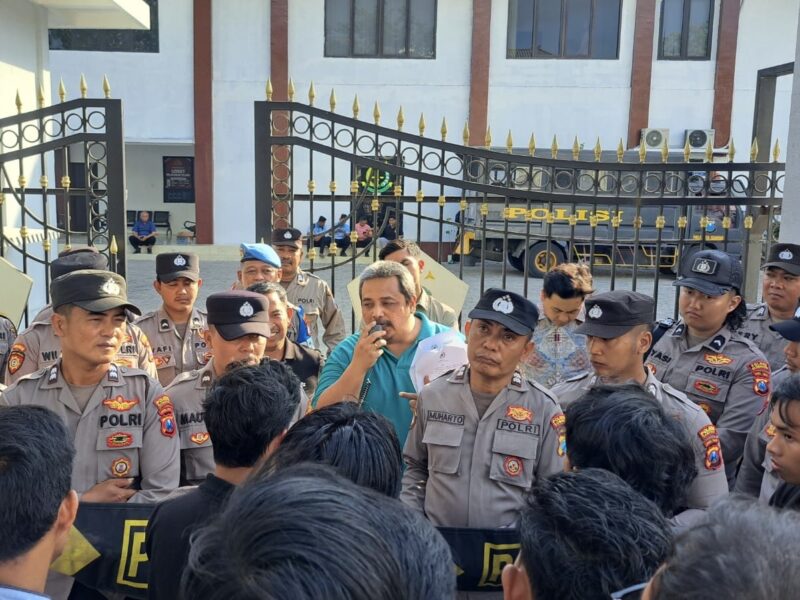 Kasi Intel Kejari Sumenep, Endro Rizki Erlazuardi beri keterangan berbeda pada aksi demonstrasi JASTRA.