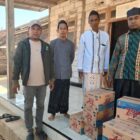 Jurnalis Pulau Sapudi salurkan air minum dalam kemasan kepada murid Madrasah Diniyah.