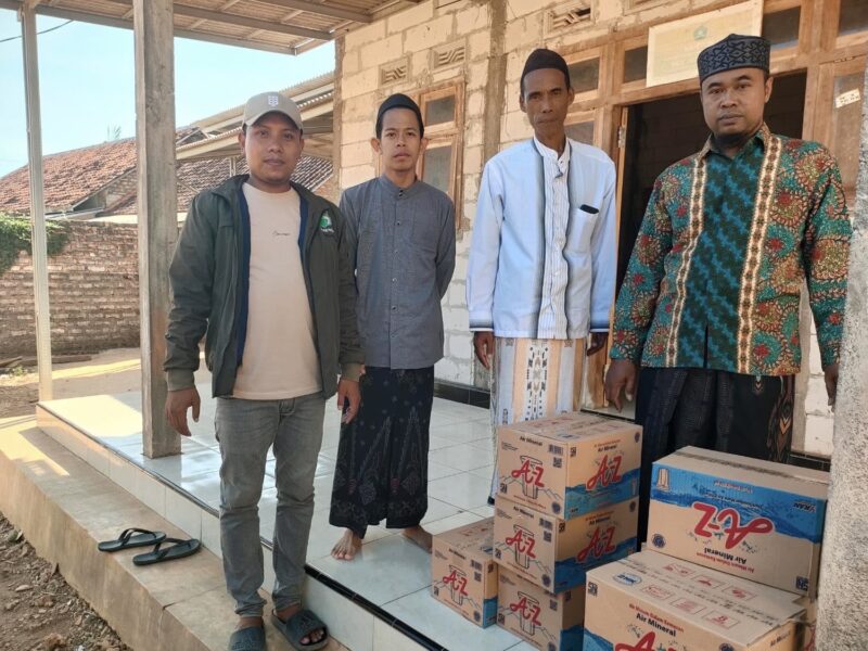 Jurnalis Pulau Sapudi salurkan air minum dalam kemasan kepada murid Madrasah Diniyah.